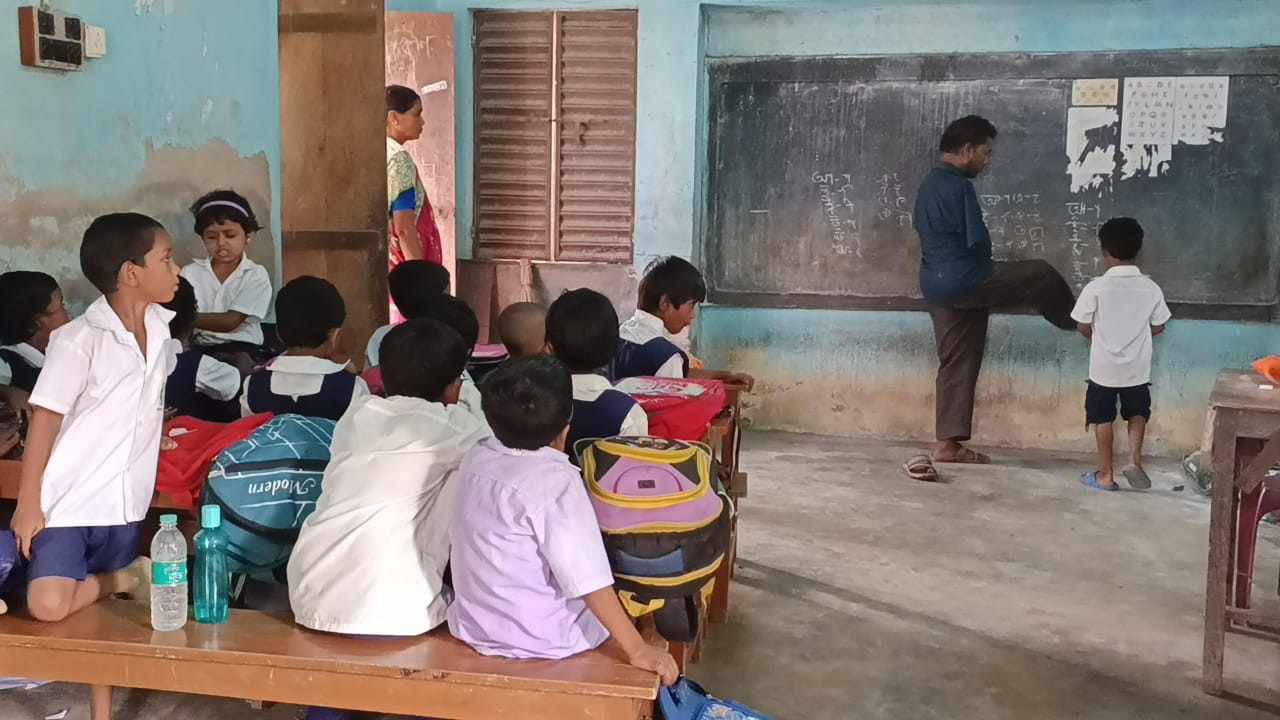 প্রভু জগন্নাথ দেবের রথের রশি টানতে না পারার অক্ষমতা রথের দিন বেদনাতুর করে তোলে দু’হাত না থাকা শিক্ষক জগন্নাথকে 