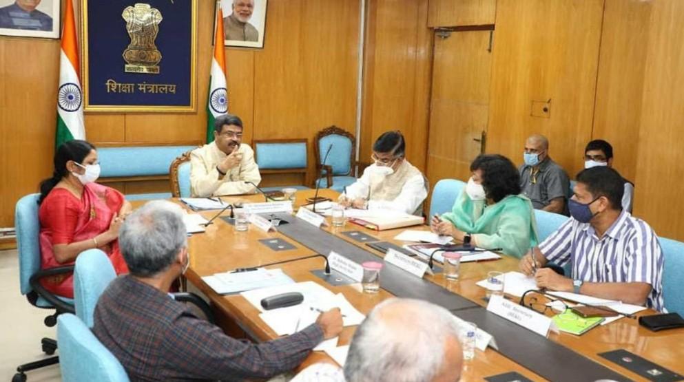 নিট প্রশ্নপত্র ফাঁস : ছাত্র বিক্ষোভের মাঝে কেন্দ্রীয় সরকারের প্রথম পদক্ষেপ, সরানো হল শিক্ষা সচিব বিনীত জোশীকে