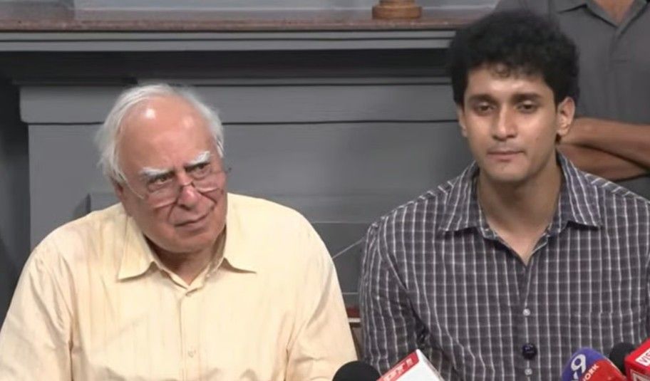 ‘আরশোলা’দের জন্য ১ কোটি টাকা অনুদান ও বিনামূল্যে আইনি সহায়তার ঘোষণা করলেন কপিল সিবাল 