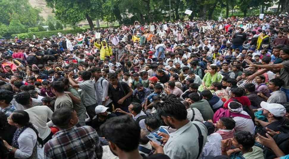১৪৪ ধারা উপেক্ষা করে আরশোলা পার্টির “সংসদ চলো” যাত্রা, উপস্থিত মহুয়া মৈত্র-শাবানা আজমিরা, পুলিশের লাঠিচার্জ