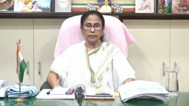 “কেউ কেউ আমার মৃত্যুও কামনা করছে,কিন্তু আমি অনেক দিন বাঁচব” : মমতা ব্যানার্জি