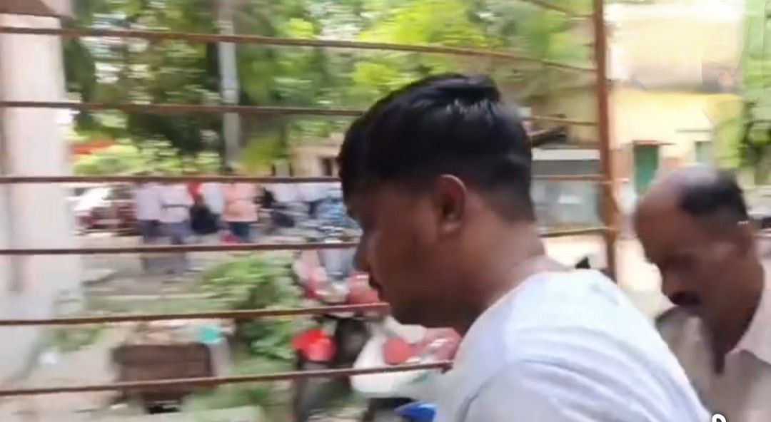 চাকরির প্রতিশ্রুতি দিয়ে বধূর সঙ্গে সহবাস ও ৫০ হাজার টাকা প্রতারণার অভিযোগে গ্রেপ্তার নাকাশিপাড়ার আইসিডিএস কর্মী ওয়াসিম আক্রাম মন্ডল 