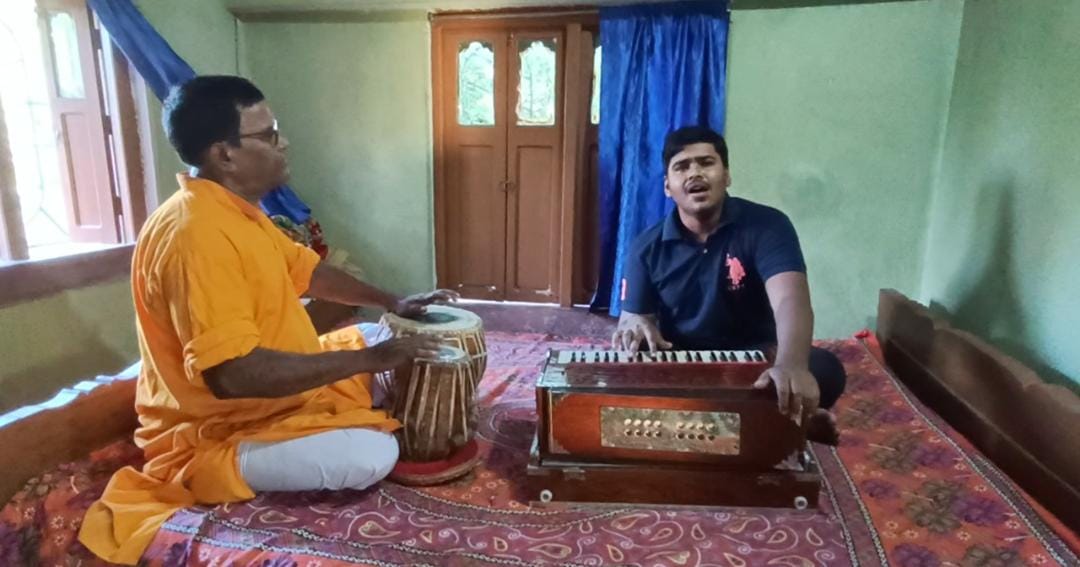 গ্রাম্য নৈসর্গিক পরিবেশের প্রেরণায় সদ্য উচ্চমাধ্যমিক উত্তীর্ণ জামালপুরের অভিনন্দন আজ আকাশবাণীর লোকশিল্পী