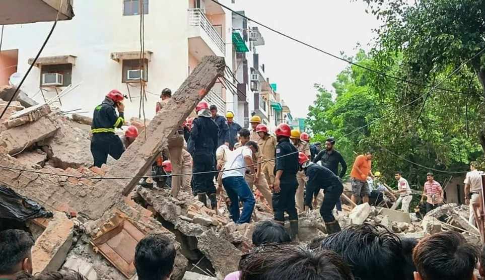 দিল্লিতে পাঁচতলা ভবন ধসে একজনের মৃত্যু, ধ্বংসস্তূপের নিচে আটক বহু শ্রমিক