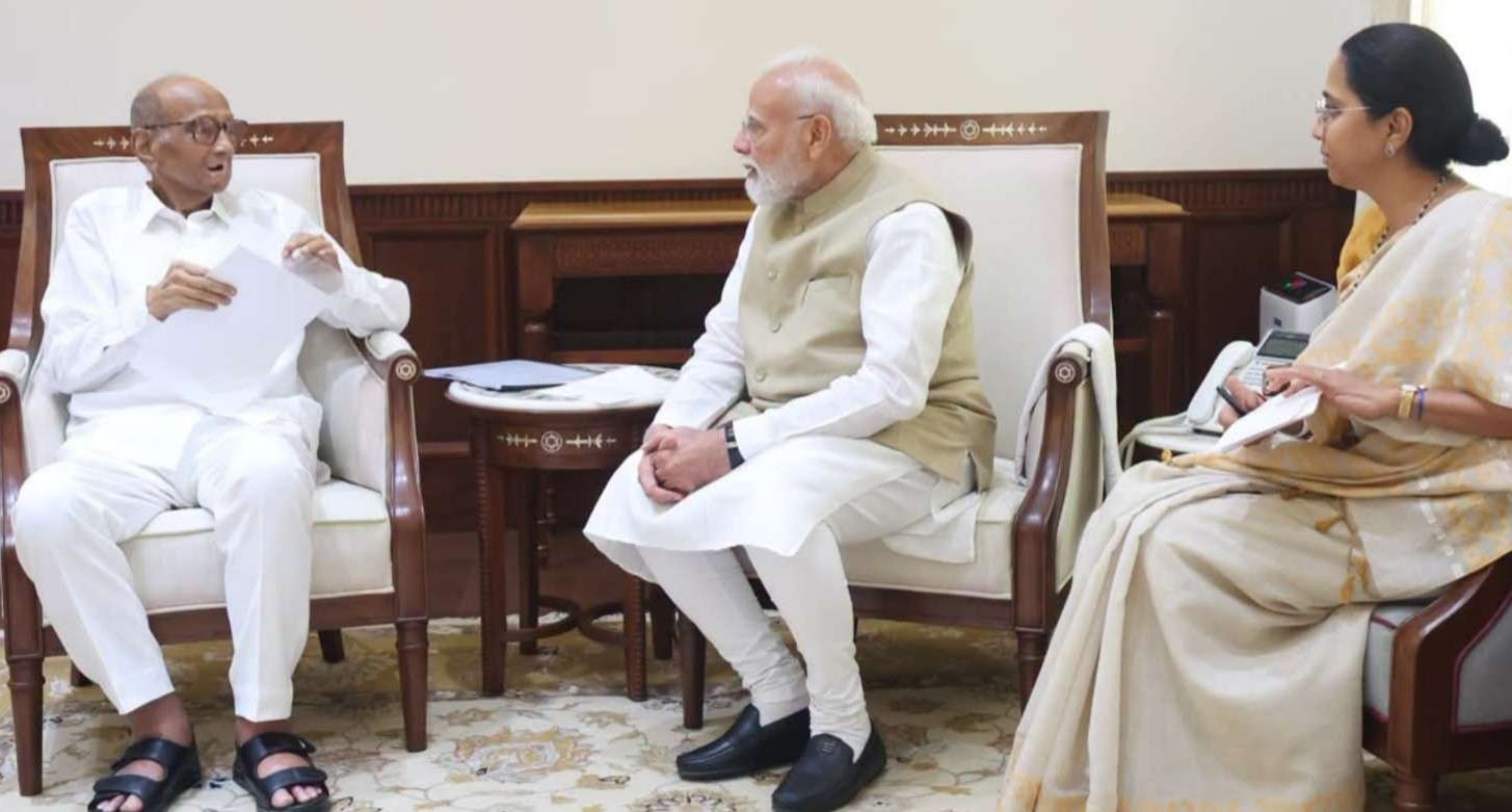 মেয়ে সুপ্রিয়া সুলে সাথে নিয়ে প্রধানমন্ত্রী নরেন্দ্র মোদীর সঙ্গে সাক্ষাৎ করলেন শারদ পাওয়ার 