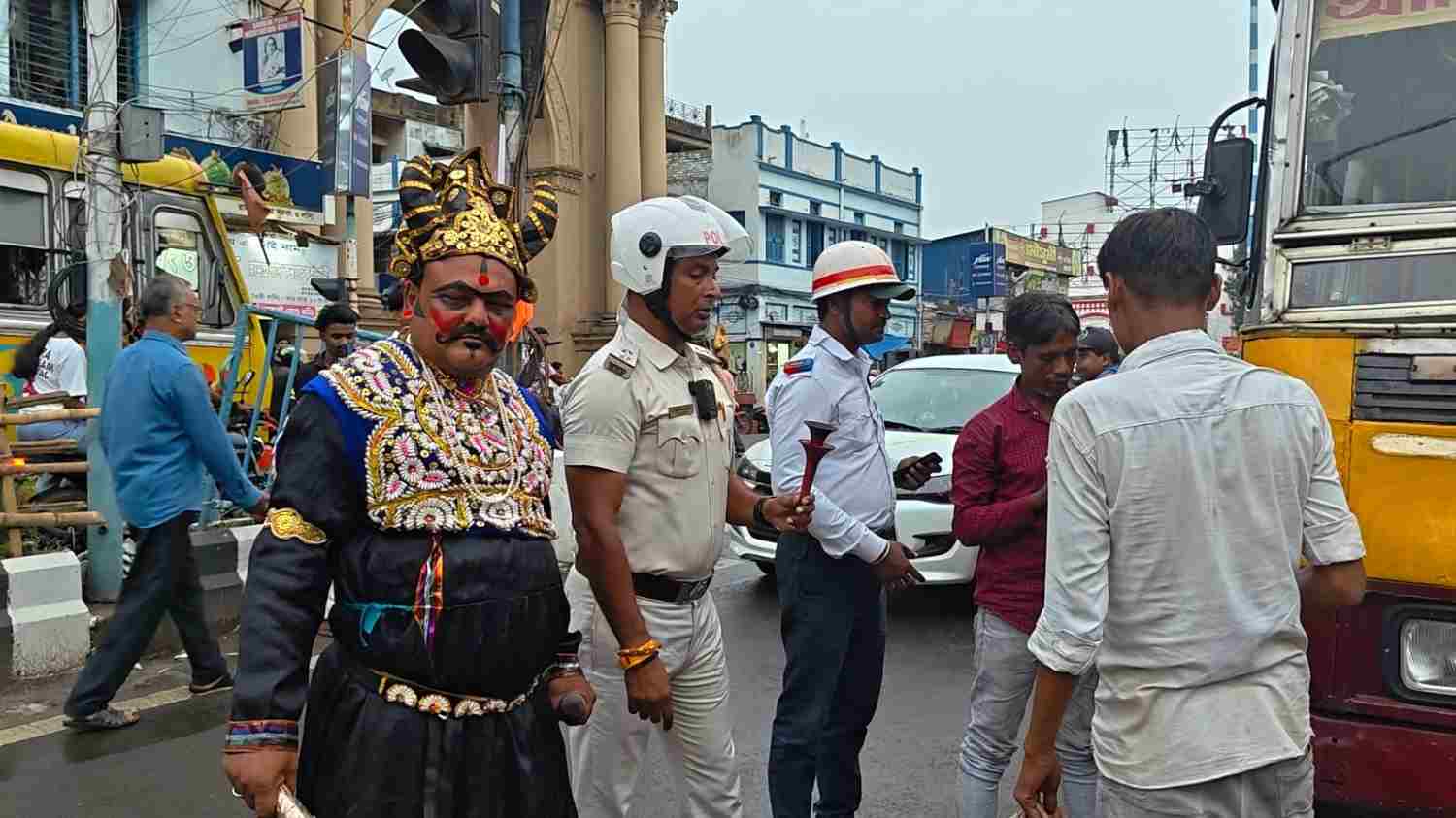 বর্ধমান শহরে আবির্ভূত হলেন সাক্ষাৎ “যমরাজ” ; সতর্ক করে দিলেন হেলমেটবিহীন বাইক আরোহীদের 