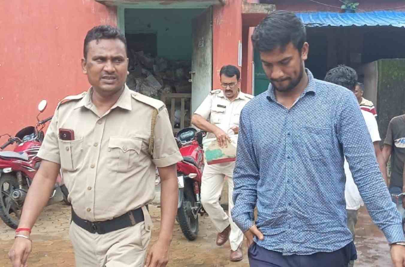 বৌদিকে ভুল বুঝিয়ে হোটেলে নিয়ে গিয়ে ধর্ষণের পর চম্পট দিয়েছিল দেওর, এক মাস পর রাঁচি থেকে পাকড়াও করে আনলো কাটোয়া থানার পুলিশ 