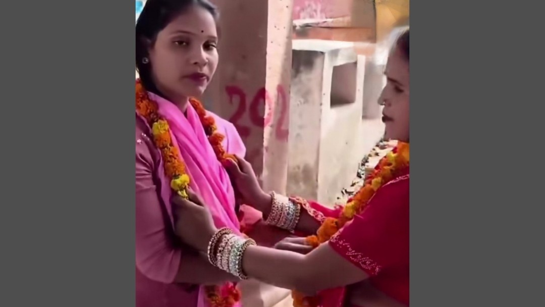 বিহারে ২ সন্তানের মা সন্ধ্যা দেবী বিয়ে করলেন একই গ্রামের বাসিন্দা রুবি নামেএক তরুণীকে