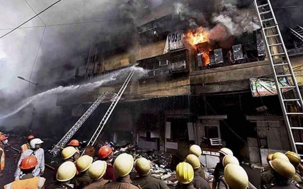 কলকাতার নিউ মার্কেটের হোটেলে ভয়াবহ অগ্নিকাণ্ড, শিশুসহ অন্তত ৯ বাংলাদেশির মৃত্যু