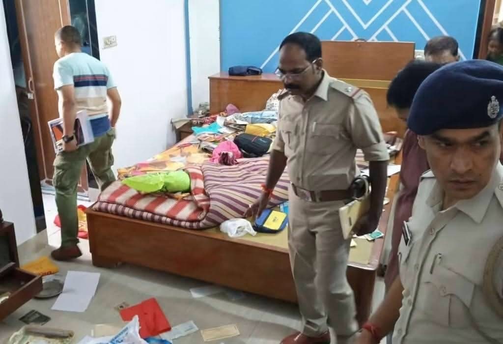 ইংরেজবাজারে নিজের বাড়ি থেকে এক ব্যক্তির গলাকাটা লাশ উদ্ধার 