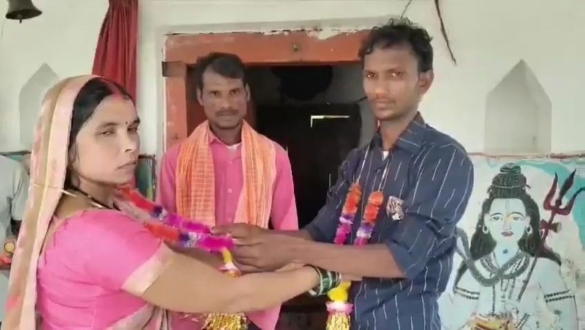 প্রেমে বাধার সৃষ্টি করলেই টুকরো টুকরো করার হুমকি,প্রাণ বাঁচাতে স্ত্রীকে তার প্রেমিকের হাতে তুলে দিলেন স্বামী,মহিলা পাঁচ সন্তানের জননী  