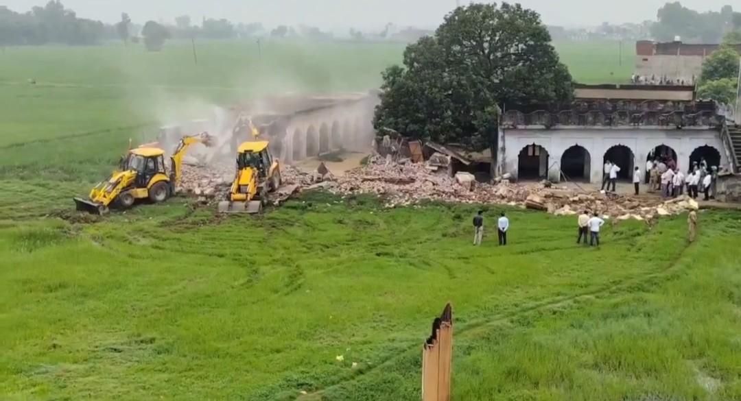 খেলার মাঠ দখল করে নির্মিত ৫৯ বছরের পুরনো মাদ্রাসায় চললো যোগীবাবার বুলডোজার 