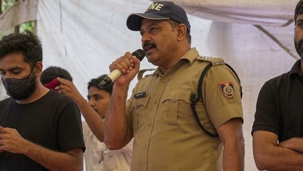 ইউনিফর্ম পরে ‘আরশোলা’দের  বিক্ষোভে অংশ নেওয়ায় শের সিংকে বরখাস্ত করেছে উত্তরাখণ্ড পুলিশ 