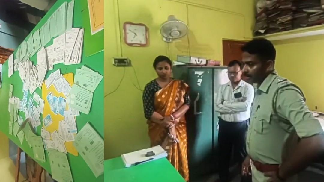 বিলি না করে পঞ্চায়েত অফিসে রাশি রাশি রেশন, ভোটার,জব কার্ড ফেলে রেখেছিল তৃণমূল ; ক্ষোভে ফেটে পড়লেন এলাকাবাসী
