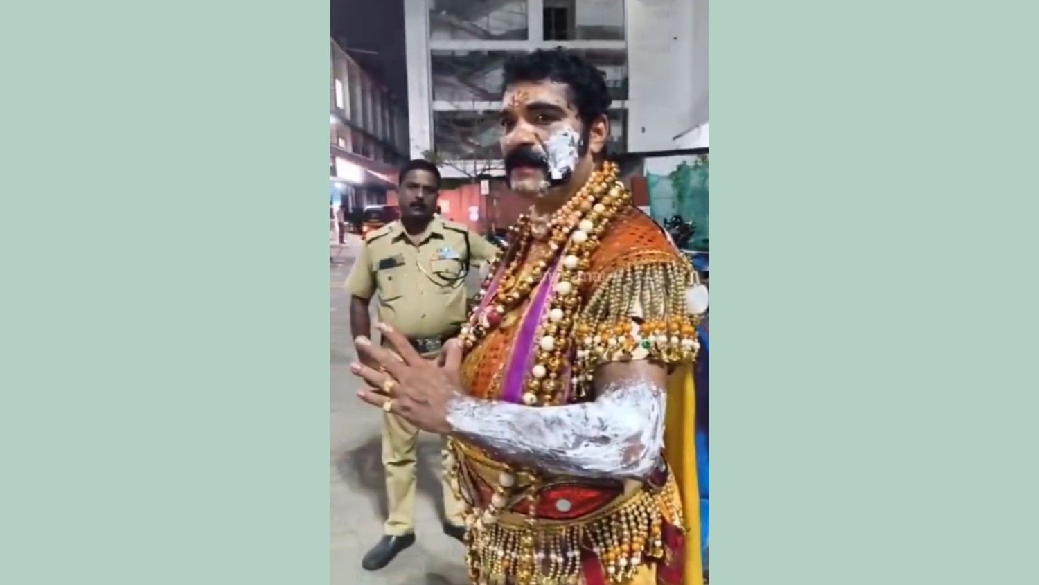 কেরালায় ওনাম উৎসব চলাকালে মহাবলীর বেশে থাকা চন্দ্রবাবুর ওপর ফুটন্ত তেল ছুড়ে আক্রমণ করল স্থানীয় দোকানদার মহম্মদ আশরফ 