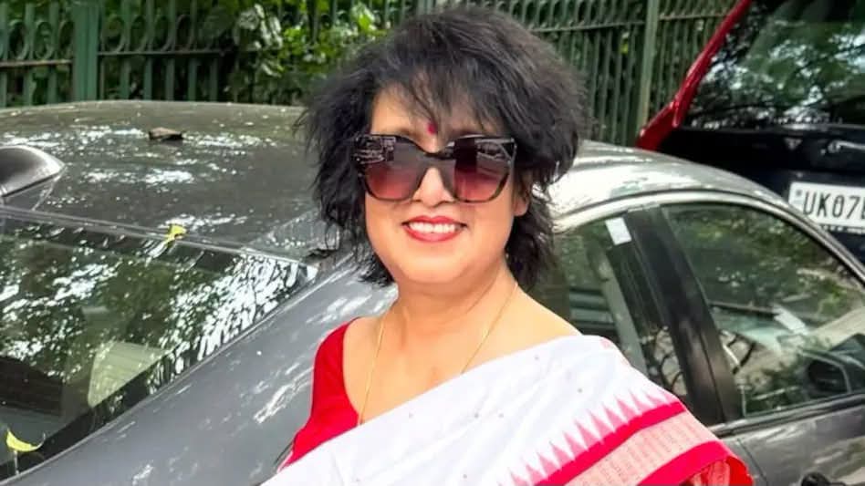 বাংলাদেশে ফিরতে চাইলেও উপায় নেই, কলকাতার ভালোবাসায় মুগ্ধ তসলিমা বললেন : ‘ফের আসবো’ 
