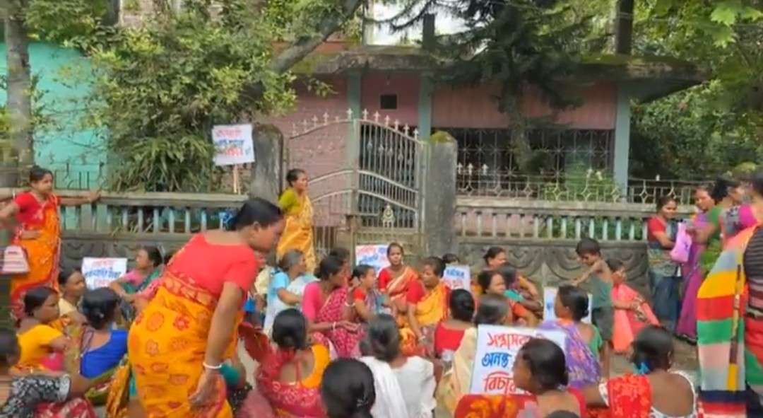 কাটমানি ফেরত ও সন্ত্রাসের অভিযোগে গ্রেপ্তারের দাবিতে দিনহাটায় তৃণমূল ব্লক সভাপতি অনন্ত বর্মনের বাড়ির সামনে মহিলাদের তুমুল বিক্ষোভ 
