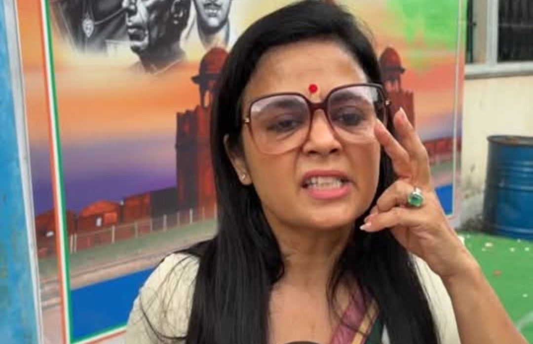 মহুয়া মৈত্রকে রাতে তার পছন্দের “মেটে চচ্চড়ি ভাত” খাইয়ে সার্কিট হাউস ছেড়ে যাওয়ার নির্দেশ ; গেটে   “দেশদ্রোহী মহুয়া মৈত্র গো ব্যাক” শ্লোগান তুললো বিজেপি 