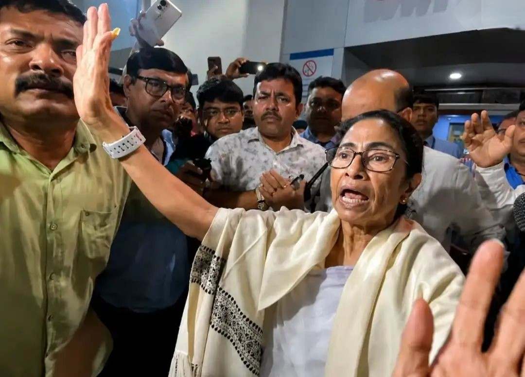 তুমুল বিক্ষোভের মুখে পড়লেন মমতা ব্যানার্জি, উঠল “চোর” শ্লোগান, গাড়িতে ইট-চটি ছোড়ার অভিযোগ 