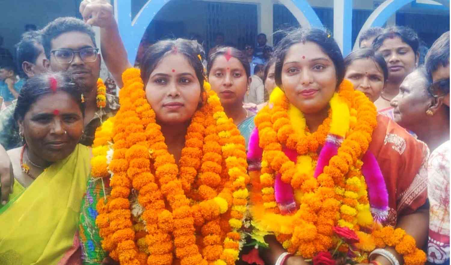 মাত্র ৯ জন সদস্য নিয়ে ৩২ আসন বিশিষ্ট মালদার মানিকচক পঞ্চায়েত সমিতিতে সভাপতি ও সহকারি সভাপতি হল বিজেপির 