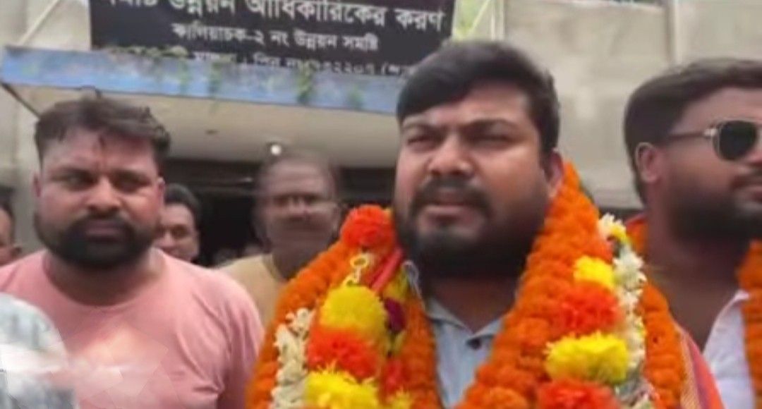 ২৬ আসনের মধ্যে মাত্র দু’জন সদস্য নিয়েই কালিয়াচক-২ পঞ্চায়েত সমিতির সভাপতি নির্বাচিত হলেন বিজেপির অলোক মন্ডল, সমর্থন জানাল তৃণমূলের ১৩ এবং কংগ্রেসের ২ সদস্য