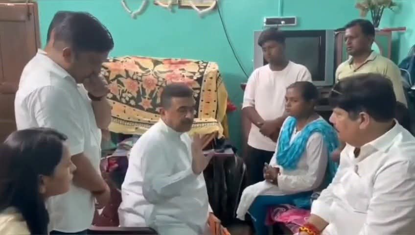 আইসিকে ক্লোজ, আইও সাসপেন্ড : হালিশহরে তৃণমূল কর্মীর মৃত্যুর ঘটনায় কঠোর পদক্ষেপ নিলেন মুখ্যমন্ত্রী শুভেন্দু অধিকারী,  স্ত্রীকে দিলেন নিজের দপ্তরে চাকরি ও ১০ লক্ষ টাকা আর্থিক সহায়তা 