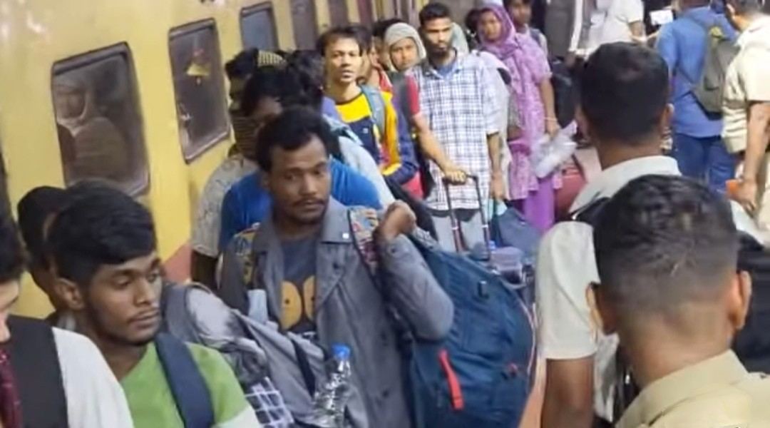 মঙ্গলবার রাতে মালদা টাউন স্টেশনে এসে পৌঁছলো ১১ মহিলা ও ৩ শিশুসহ ৩১জন অবৈধ বাংলাদেশী নাগরিকদের দল  