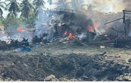 বিদ্রোহী গোষ্ঠীর নিয়ন্ত্রণে থাকা ভরা বাজারে মিয়ানমার সেনার বিমান হামলা, মৃত অন্তত ৩৩, আহত তিন ডজন