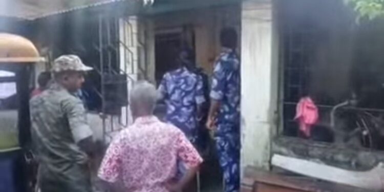 বাইরে পড়ে শিক্ষিকা বউদির রক্তাক্ত দেহ, ঘরে ঝুলছে টোটো চালক দেবরের দেহ ঝুলছে সিলিং ফ্যান থেকে 