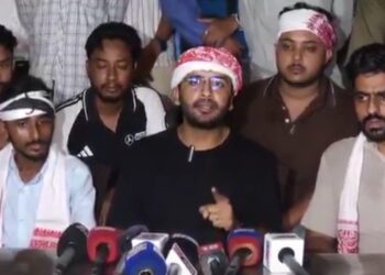 গুয়াহাটি ঢুকতেই ‘আরশোলা পার্টি’র মুখপাত্র আশুতোষ রাঙ্কা ও তার দলবলকে আটক করল আসাম পুলিশ 