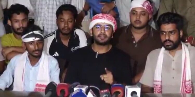 গুয়াহাটি ঢুকতেই ‘আরশোলা পার্টি’র মুখপাত্র আশুতোষ রাঙ্কা ও তার দলবলকে আটক করল আসাম পুলিশ 