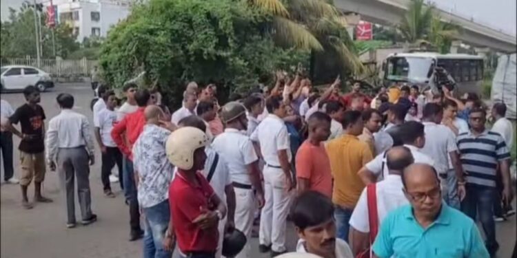 কলকাতায় আরএসএস ও বামপন্থী ছাত্র সংগঠনের মধ্যে সংঘর্ষ 
