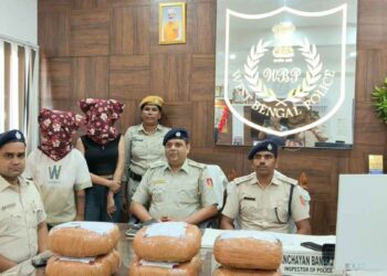 কাটোয়া থানার পুলিশের হাতে সাড়ে ১২ কেজি গাঁজাসহ ধরা পড়ল মাদকপাচারকারী ২ তরুনী 