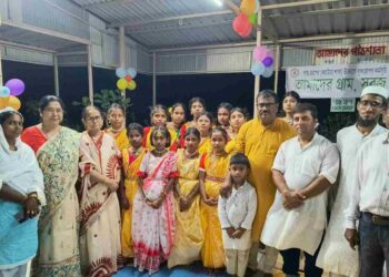 কাটোয়ার রাজুয়া গ্রামের শিক্ষক ফিরোজ সেখের ‘আমাদের পাঠশালা’ আজ দুঃস্থ পড়ুয়াদের  কাছে নিঃশুল্ক পঠনপাঠনের নির্ভরযোগ্য কেন্দ্র হয়ে উঠেছে 