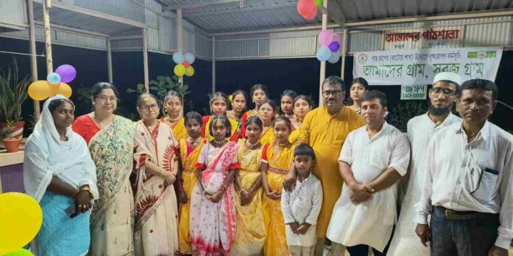 কাটোয়ার রাজুয়া গ্রামের শিক্ষক ফিরোজ সেখের ‘আমাদের পাঠশালা’ আজ দুঃস্থ পড়ুয়াদের  কাছে নিঃশুল্ক পঠনপাঠনের নির্ভরযোগ্য কেন্দ্র হয়ে উঠেছে 