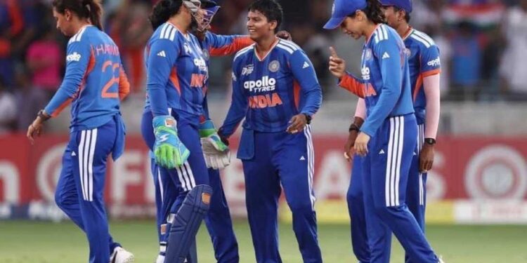 শ্রীলঙ্কার বিরুদ্ধে ৭২ রানের বিশাল জয়ের মাধ্যমে অষ্টম নারী এশিয়া কাপ শিরোপা জিতল ভারত ; অভিনন্দন জানালেন রাষ্ট্রপতি দ্রৌপদী মুর্মু 