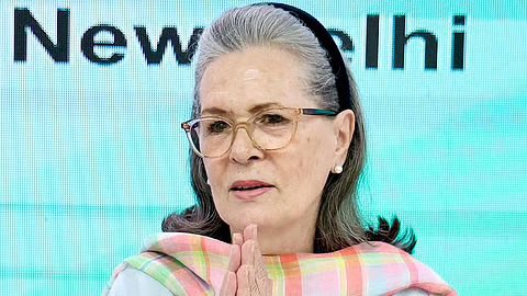 চরম বিপাকে কংগ্রেসের “রাজমাতা” সোনিয়া গাঁধি, জাল নথি ব্যবহার করে ১৯৮০ সালে ভোটার তালিকায় নাম অন্তর্ভুক্ত করার অভিযোগের মামলা গ্রহণ করল আদালত