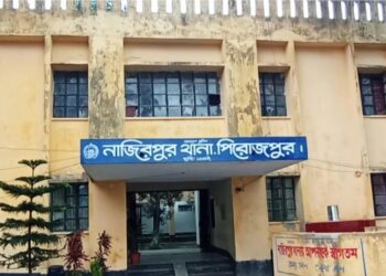২০ লাখ টাকা চাঁদা না দিলে বাংলাদেশের হিন্দু প্রধান শিক্ষককে সপরিবারে পুড়িয়ে হত্যার হুমকি ; আতঙ্কে ঘরছাড়া গোটা পরিবার 