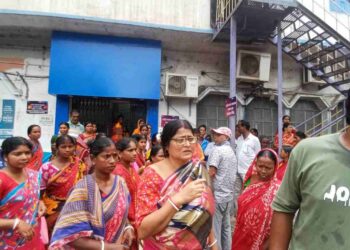 সকলকে অন্ধকারে রেখে কোটি টাকার ঋণ হাতিয়ে চম্পট দিয়েছেন সিএসপি ! ঋণ পরিশোধের নোটিশ পেয়ে ব্যাঙ্কে তুমুল বিক্ষোভ দেখালেন ভাতারের স্বনির্ভর গোষ্ঠীর মহিলারা