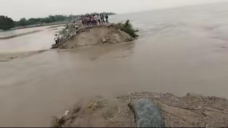ফের মানিকচকের ভূতনিতে নদীর বাঁধ ভেঙে বন্যার আশঙ্কা 