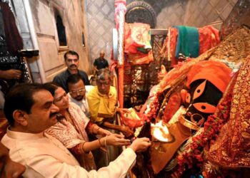 সস্ত্রীক কালীঘাটের মন্দিরে দেবী কালীকে পূজো দিয়ে গৌতম আদানি বললেন : “মা কালীর শক্তি আমাদের পথ দেখাক এবং তাঁর কৃপা সর্বদা বাংলার সঙ্গে থাকুক” 
