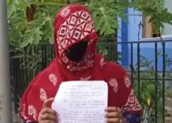প্রেমের ফাঁদে পড়ে স্বামীকে ডিভোর্স, প্রেমিকের কাছে প্রতারিত হয়ে ২ সন্তানের জননীর আবেদন : “সরকার আমার সংসার গড়ে দিক”