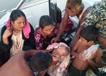 গঙ্গায় ডুবে যাওয়া নৌকার ১০ বাংলাদেশি যাত্রীর প্রাণ বাঁচালো বিএসএফ ; দলে রয়েছে ৩ শিশু ও ৩ মহিলা 