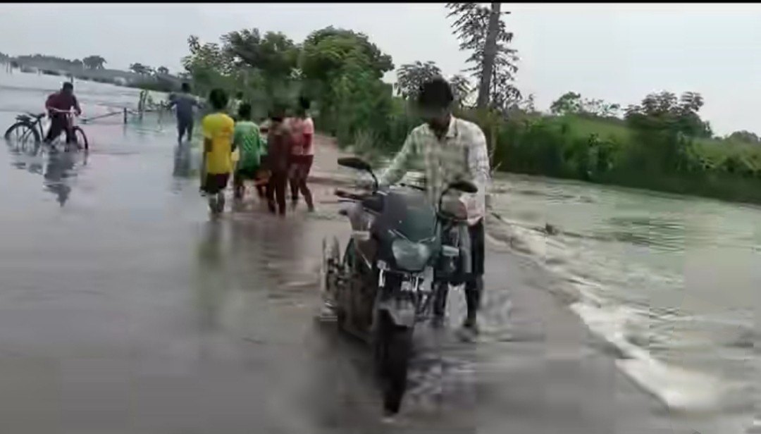 নদীবাঁধে ব্যাপক ভাঙন,জন্মাষ্টমীর মাঝেই প্লাবিত মালদার ভুতনীর বিস্তীর্ণ এলাকা 