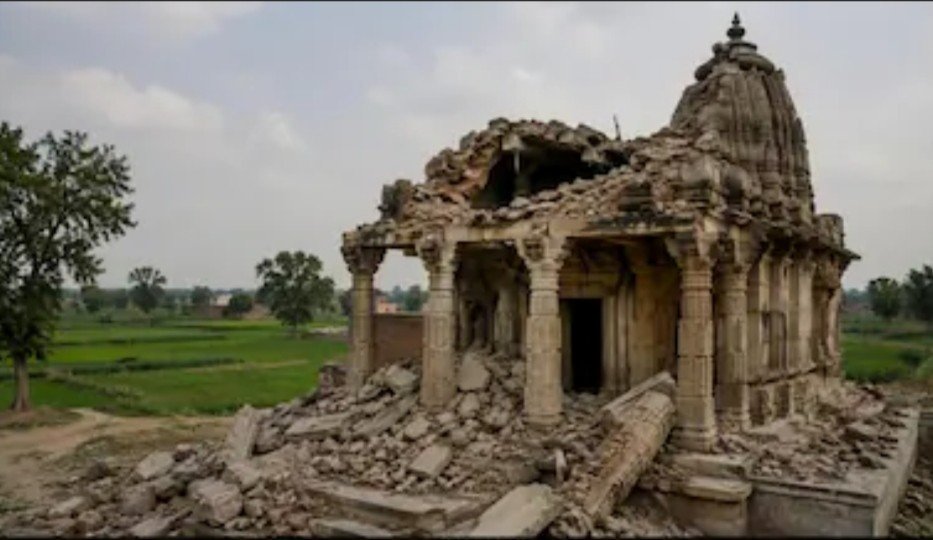 মাদ্রাসা তৈরির জন্য শতাব্দী প্রাচীন হিন্দু মন্দির ভেঙে দিল পাকিস্তানের সন্ত্রাসী গোষ্ঠী তেহরিক-ই-লাব্বাইক