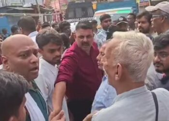 “গরুখোররা হিন্দুদের পূজোয় কেন ?”- বামপন্থীদের বুকস্টল ঘিরে ব্যাপক অশান্তি এন্টালীতে 