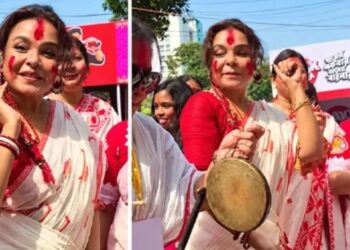 এবারের দুর্গাপূজায় বাংলাদেশি মুসলিম মেয়েদের মধ্যে উন্মাদনা নজর কেড়েছে সকলের ; বিজয়ার দিন সিঁদূর খেলায় মাতলেন অভিনেত্রী মেহের আফরোজ 
