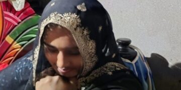 বিয়ের দাবিতে হিন্দু প্রেমিকের  বাড়িতে ধর্ণায় বসলেন মুসলিম তরুণী বললেন : “আমার হিন্দু হতে আপত্তি নেই” 