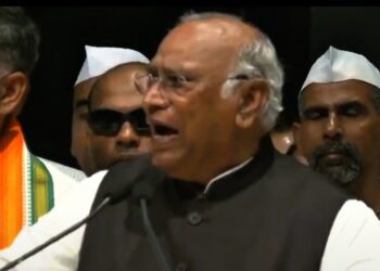 জনসভায় প্রধানমন্ত্রী নরেন্দ্র মোদীর বাপবাপান্ত করলেন কংগ্রেসের সর্বভারতীয় সভাপতি  মল্লিকার্জুন খাড়গে 