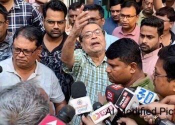 “এই কুণাল চোর” : সাংবাদিকদের বাইট দেওয়ার সময় এহেন ‘বেইজ্জত’তে চটে লাল ‘কালীঘাট তৃণমূল’ বিধায়ক কুণাল ঘোষ 